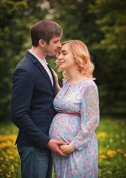 Outdoor portrait of an expecting mom and dad.